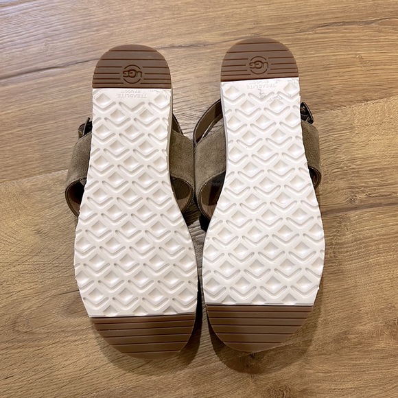 New unworn Ugg Sandals - Picture 4 of 5